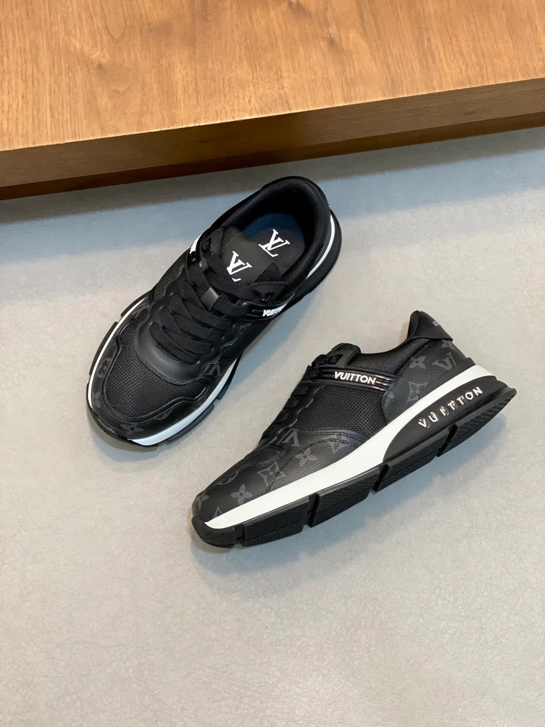 💰800 Lujia new color matching men's 🧍‍♂️trainer sneakers, this LV Trainer sneaker is made of soft grained calfskin and presents pure tones. The brand was born in 1854. The designer's handwritten brand logo is embellished on one side. Virgil Abloh designed it himself. It is a very commemorative sneaker. Brand new LV Louis Vuitton louis vuitton trainer sneaker low casual sports culture versatile basketball shoes Size: 39-44 (38, 45, 46 customized)